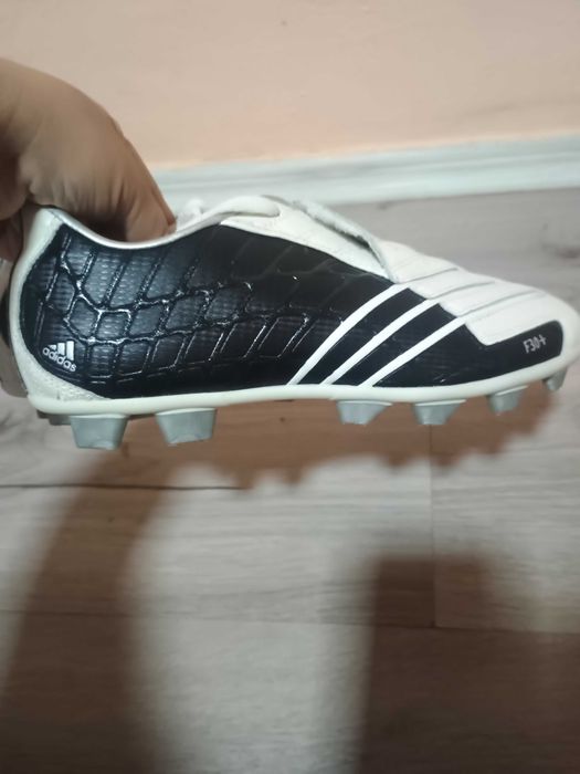 Ghete pentru fotbal de iarbă