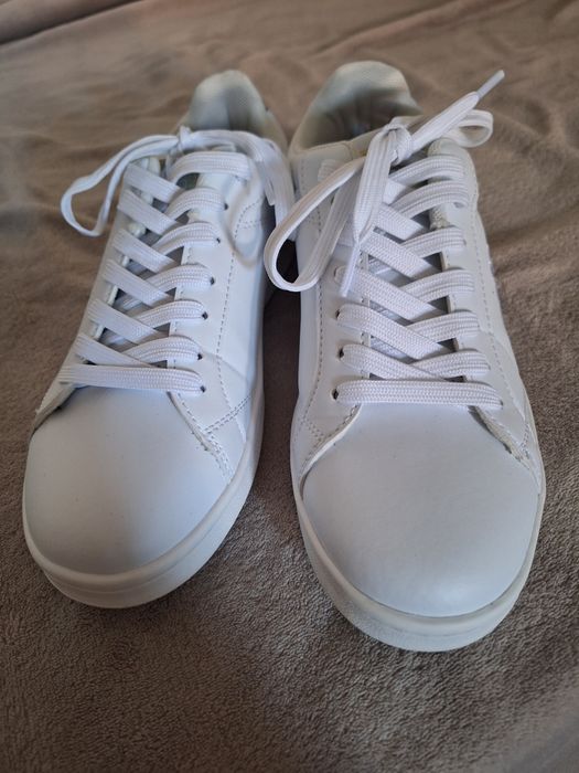 Нови кожени кецки