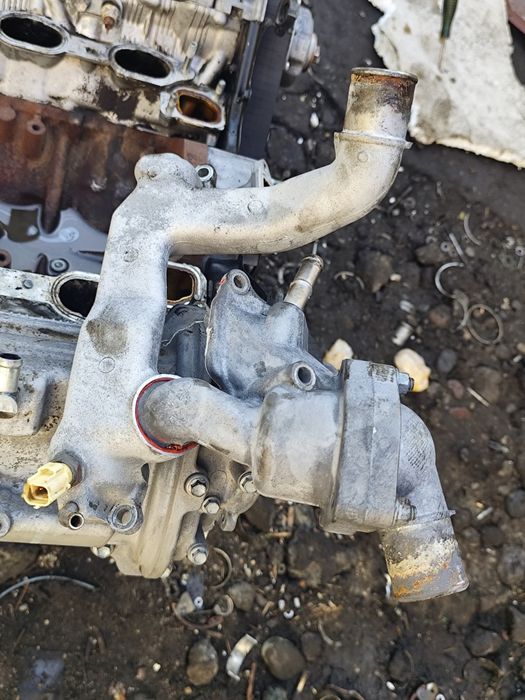 Продам 2UZ корпус термостата