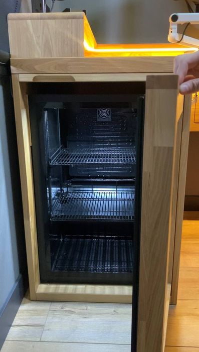 Стол с встроенным холодильником