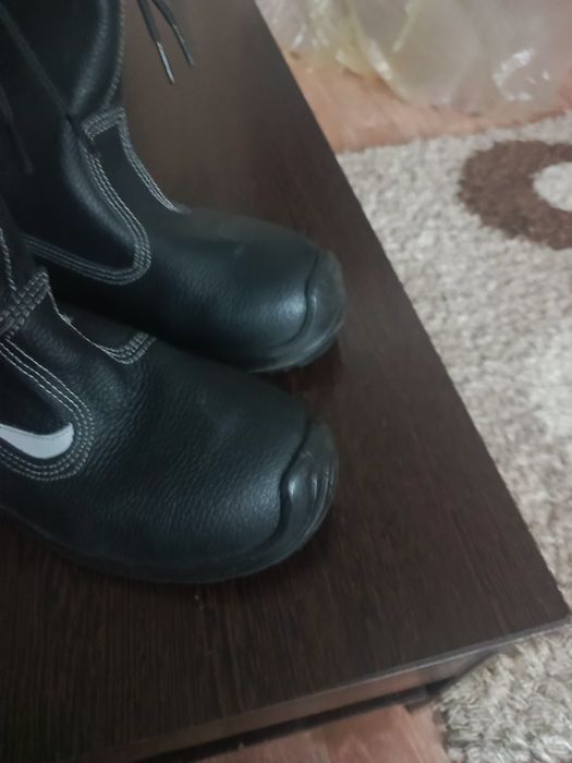 продам спец обувь новую