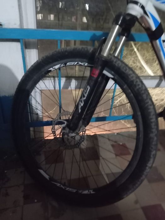 Продам велик + подарок трюковой самокат