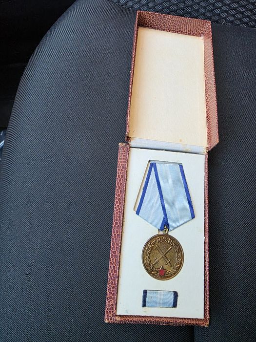 Obiecte vechi, ceasuri si medalie.