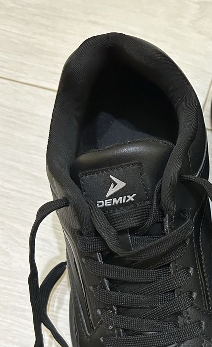 Кроссовки черные Demix