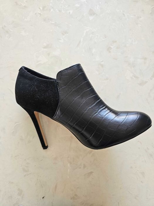 Затворени обувки с висок ток