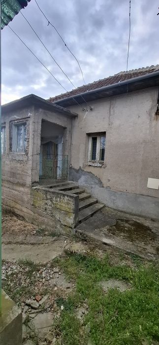 Casa la tara de vanzare