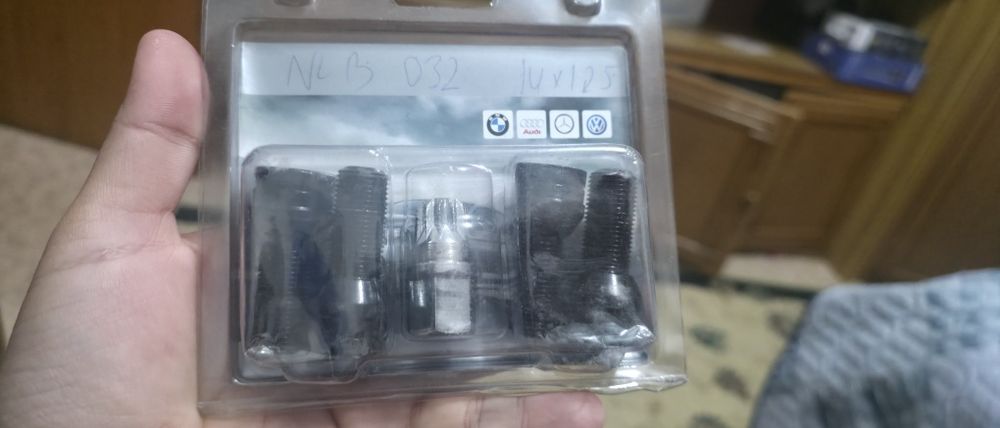 NLB032 болт-секретка M14x1.25 4 шт