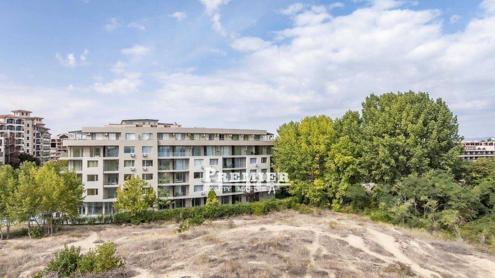 Двустаен със собствен “английски двор“, на метри от плажните дюни