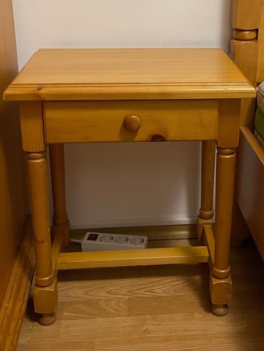 2  noptiere din lemn masiv