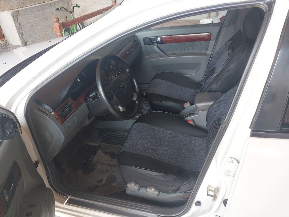 Lasetti  1.8 sotiladi