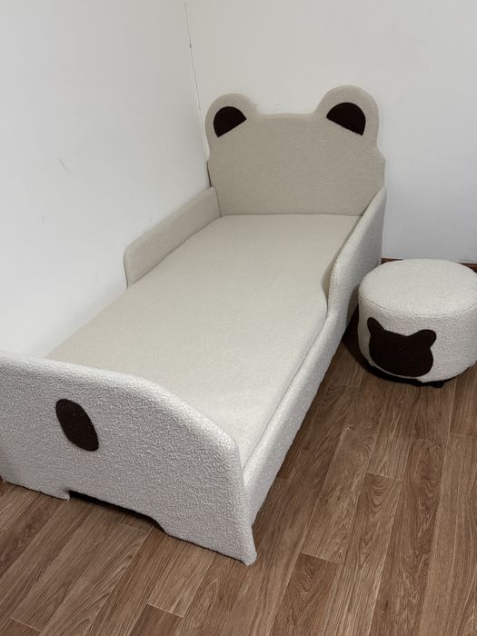 Детская кровать с пуфиком.