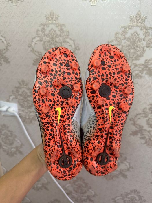 Футбольные бутсы Nike