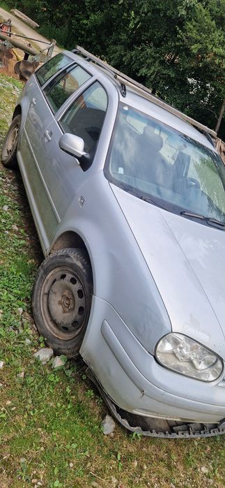 Vand golf 4 si ford focus de piese sau reparat