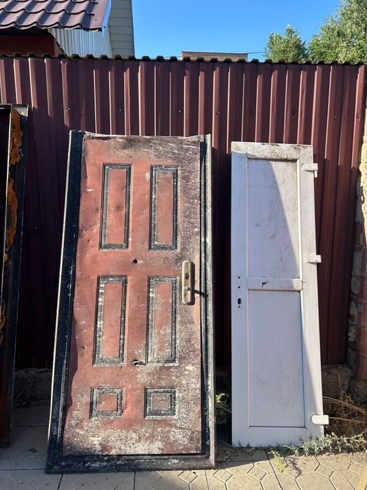 Продам пластиковые двери разные
