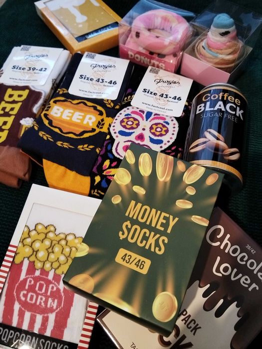 Нови чорапи в кен и мъжки боксерки