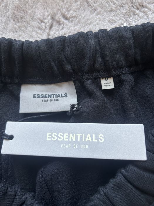 Vand pantaloni scurti Essentials Negri