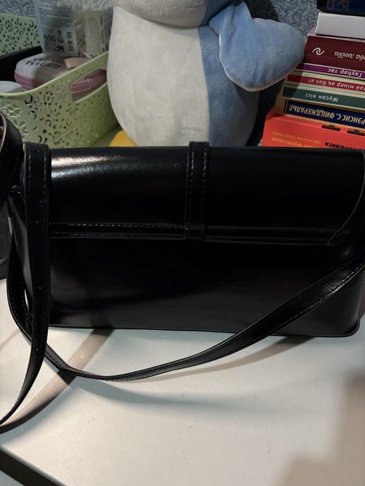 Чёрная сумка через плечо