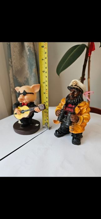Figurine pirat și porc