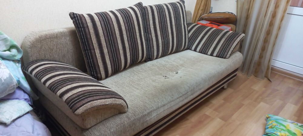 Диван с подушками