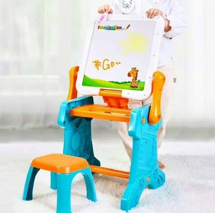 Маленький столик 2 в 1 с конструктором и магнитной доской.