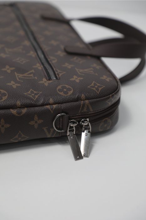 Очень хорошие сумки внутри материал обычный Астар!