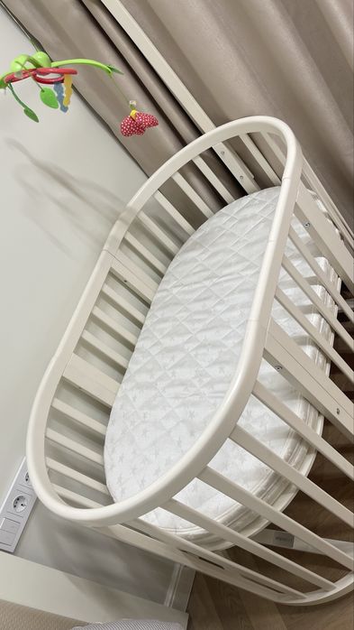 Детская кроватка овальной формы