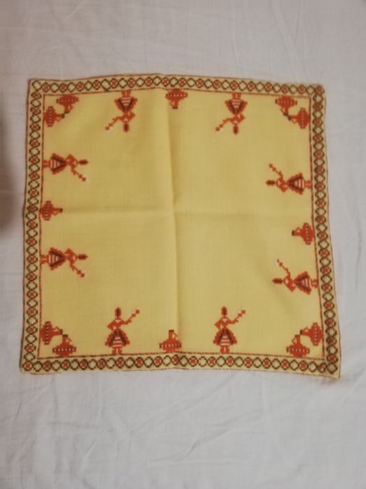 Каре ръчно бродирано