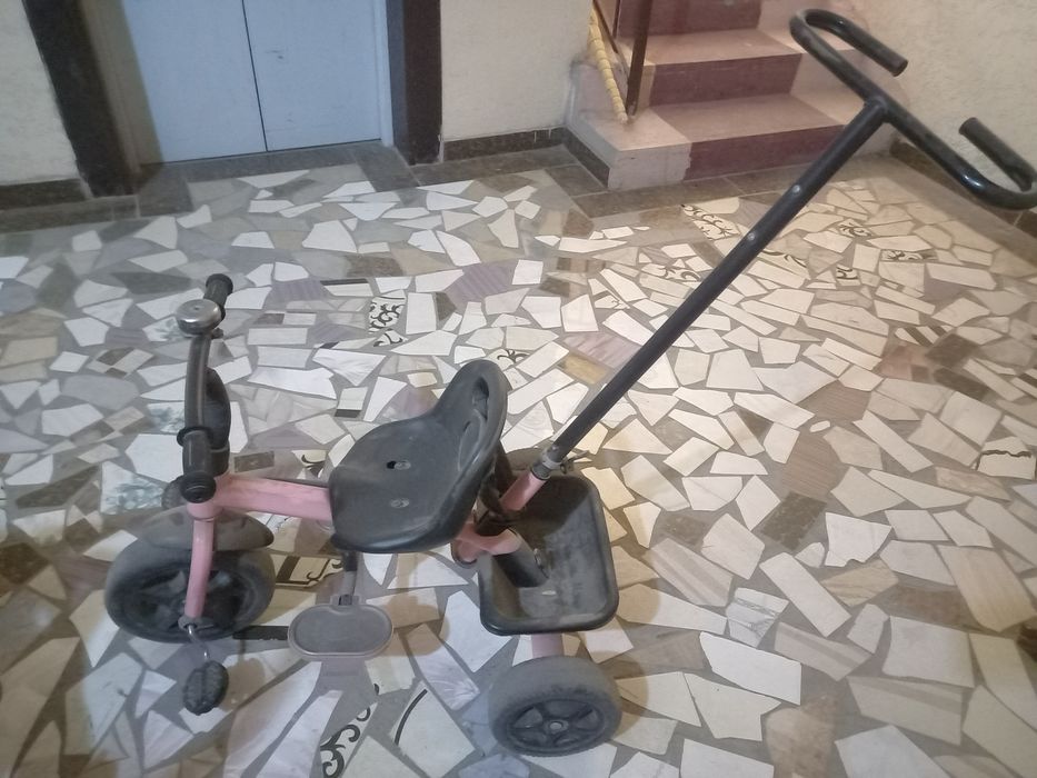 Uch g'ildirakli bolalar velosipedi