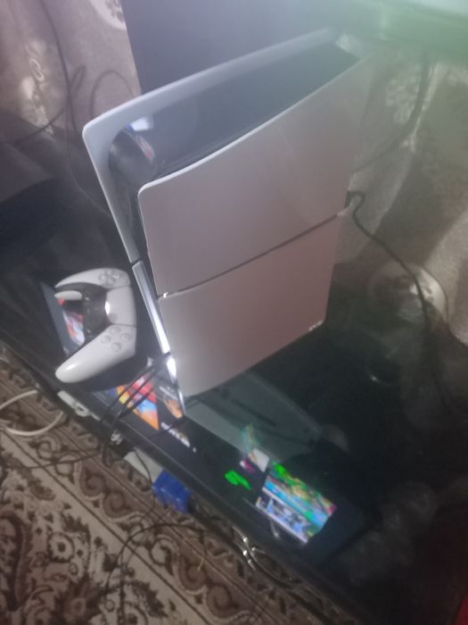 PS5 slim holati ideal tiniq 1TB hotirasi o'yinlar yozigan karobka bor.