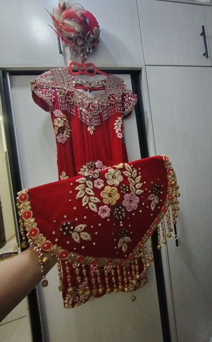Национальное платье б/у с головным убором.