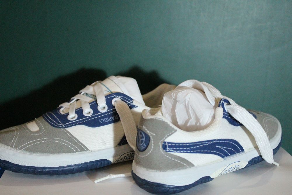 Спортивные кроссовки