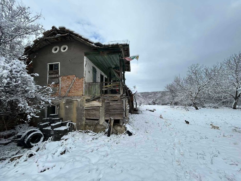 ПРОДАВА имот в с. Бресте, общ. Червен Бряг – ДВЕ КЪЩИ, два двора