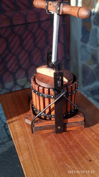 Recondiționez diferite obiecte;(mobila,rame tablouri,statuete lemn)