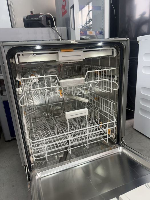 Съдомиялна MIELE 60/см с три кошници