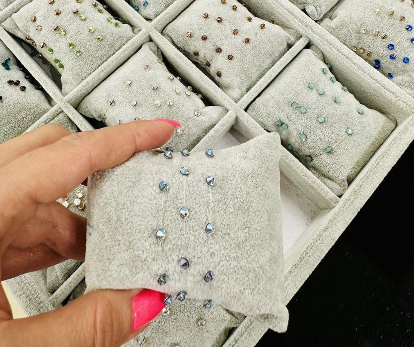 Гривнички на корда с камъчета Сваровски