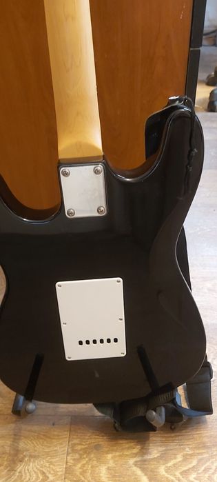 Vând chitara electrica nouă  C. Giant și amplificator