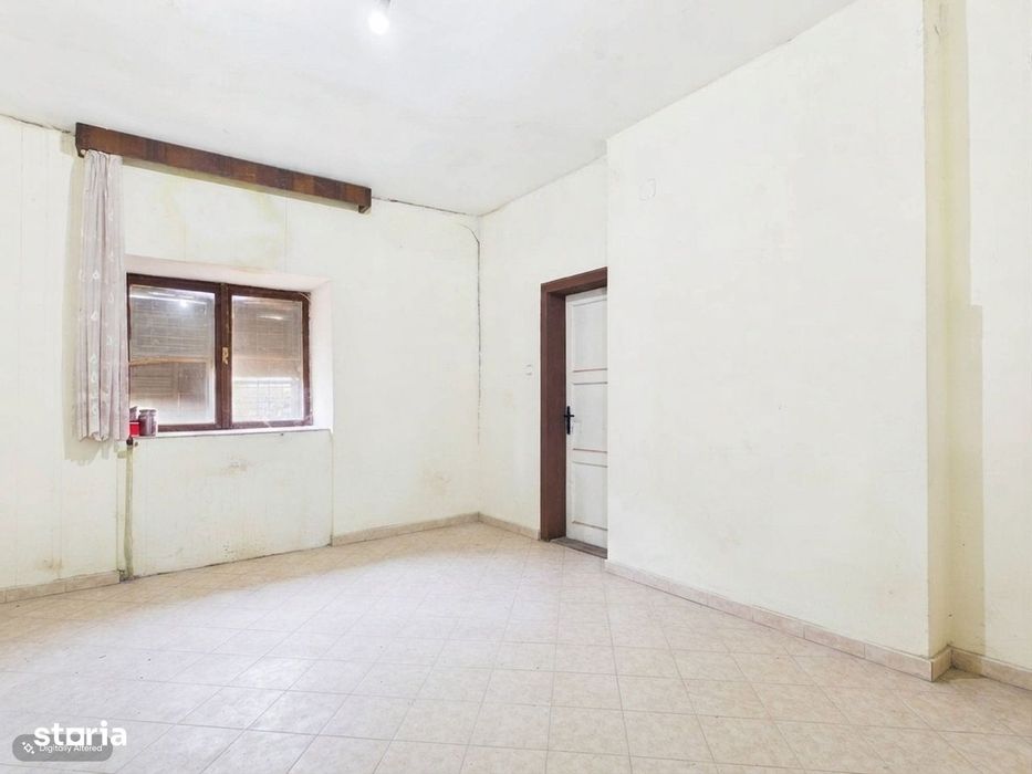 Conac rustic cu 7 camere în Covăsânț și teren 9 ha