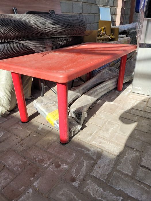 Продам детские столики и стульчики (железные и пластиковые)