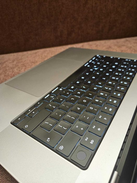 МНОГО ЗАПАЗЕН! MacBook Pro M2 16" 2023, 512 GB SSD, 16GB RAM + ПОДАРЪК