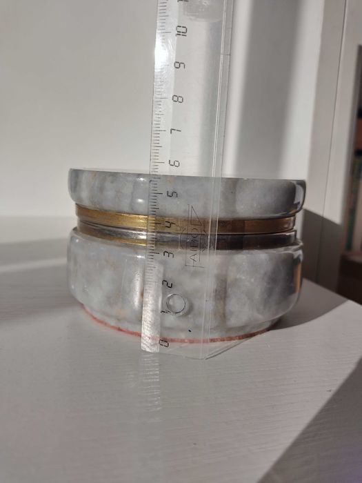 Мраморна кръгла кутия