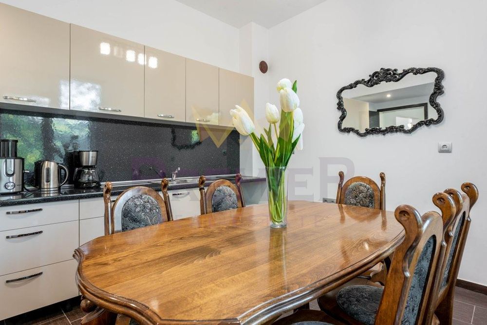 Дава се под наем Тристаен апартамент в Варна, Център - 110 кв.м за 1000 € - Снимка #1