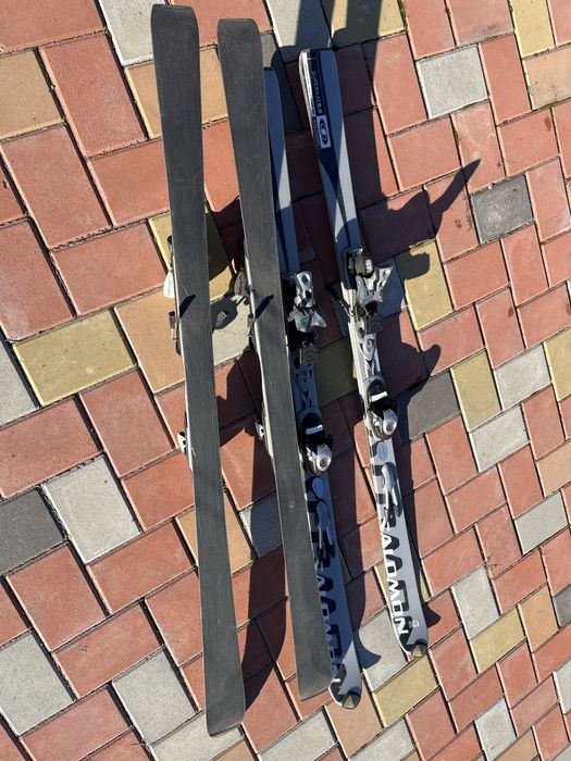 De vanzare 2 perechi de schiuri 160 cm.
