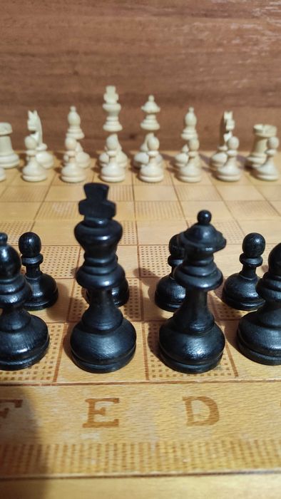Шах с дървени фигури 35 х 35 см