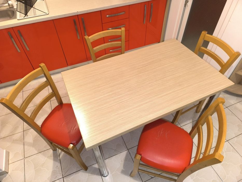 Vând masi și 4 scaune