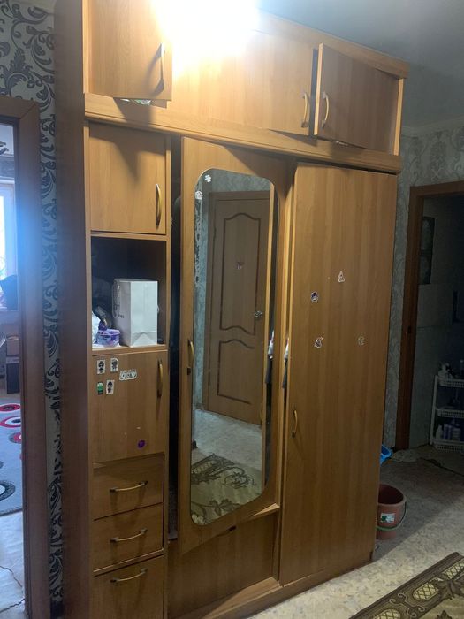 Шкаф с зеркалом  срочно