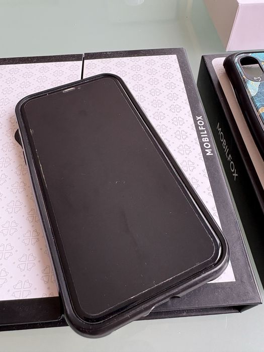 Телефон Iphone XR бял + 3 кейса