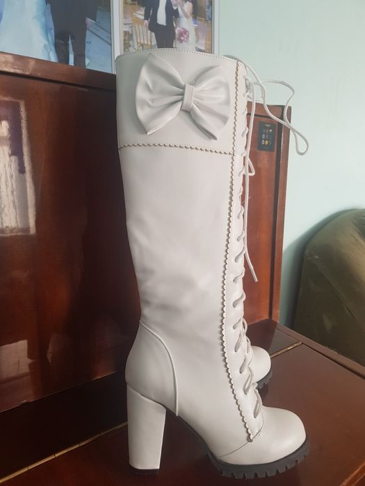Белые сапоги с шнуровкой