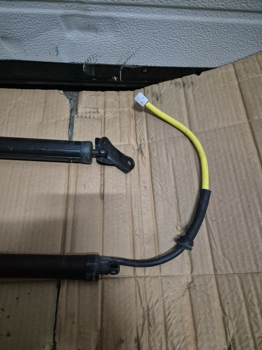 Amortizoare/Telescoape Haion Electrice Toyota Corolla E21 Break.