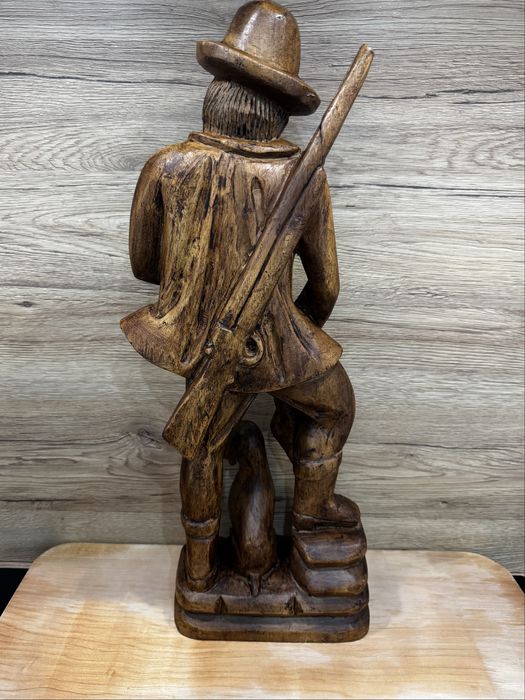 Дървена фигура – ловец с куче ръчна изработка