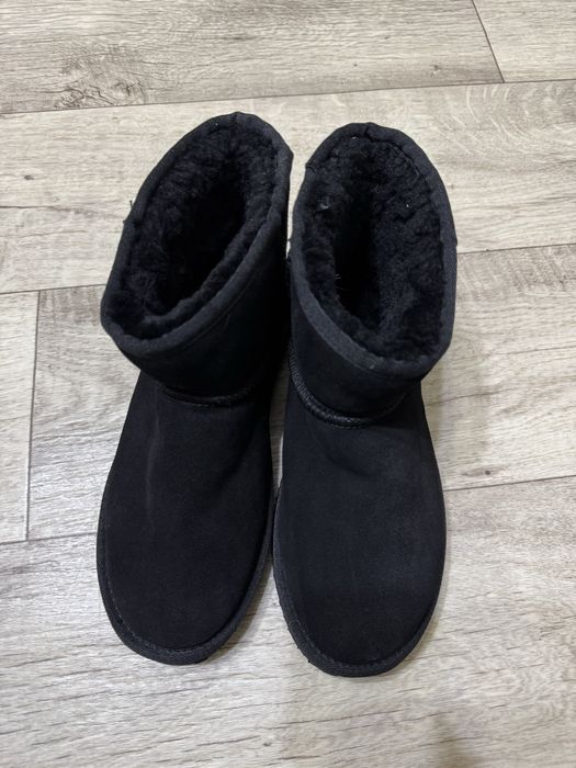 Продам серые и черные угги